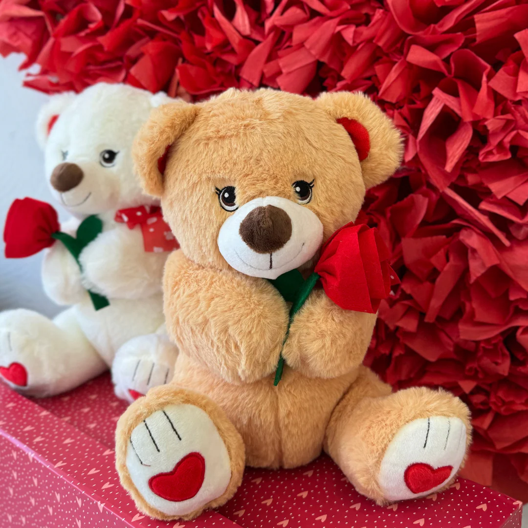 Oso con rosa en la mano - Image 2