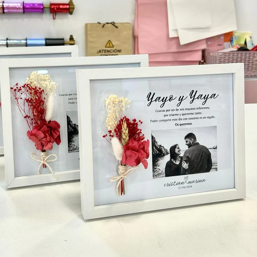 Recuerdo en Marco Personalizado con Flores Preservadas - Image 2
