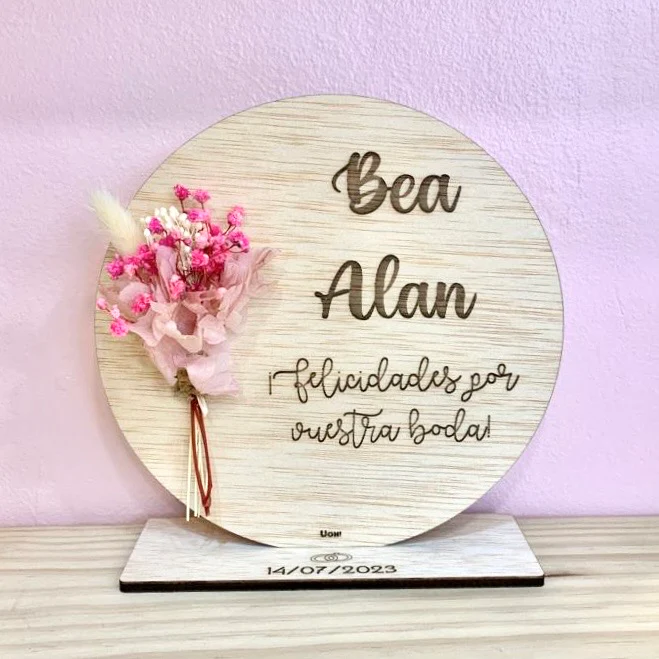 Placa "Felicidades por vuestra boda" con flores preservadas
